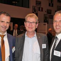Christoph Kissling (l.) und Roger Hunziker (r., RHIAG), in der Mitte Peter Krieg (Geschäftsführer Baumgartner AG)