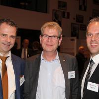Christoph Kissling (g.) et Roger Hunziker (d., RHIAG), au milieu, Peter Krieg (directeur de Baumgartner AG)