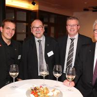 Flavio Helfenstein (ancien champion du monde mécatronicien d’automobiles), Werner Bieli (président de la CAQ DA/CAA), Andreas Schär (membre de la commission CAQ DA/CAA) et Michel Tinguely (ancien expert WorldSkills)