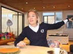 Hier soll sich der Kunde wie zuhause fühlen: Junior-Chefin Jenny Frey im «Living Room» der Thal-Garage. 