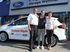 La tennista argoviese Stefanie Vögele (centro) davanti alla sua nuova Ford C-Max insieme a Chri-stian e Regula Müller.